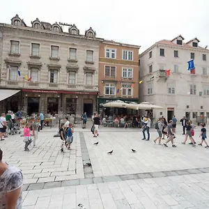 Piazza Square City Top Centre Split